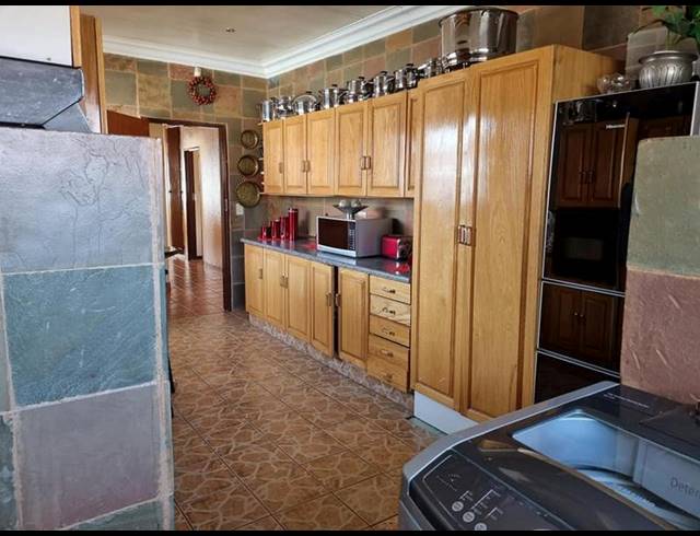 4 BEDROOM HOUSE FOR SALE IN KOSMOSPARK